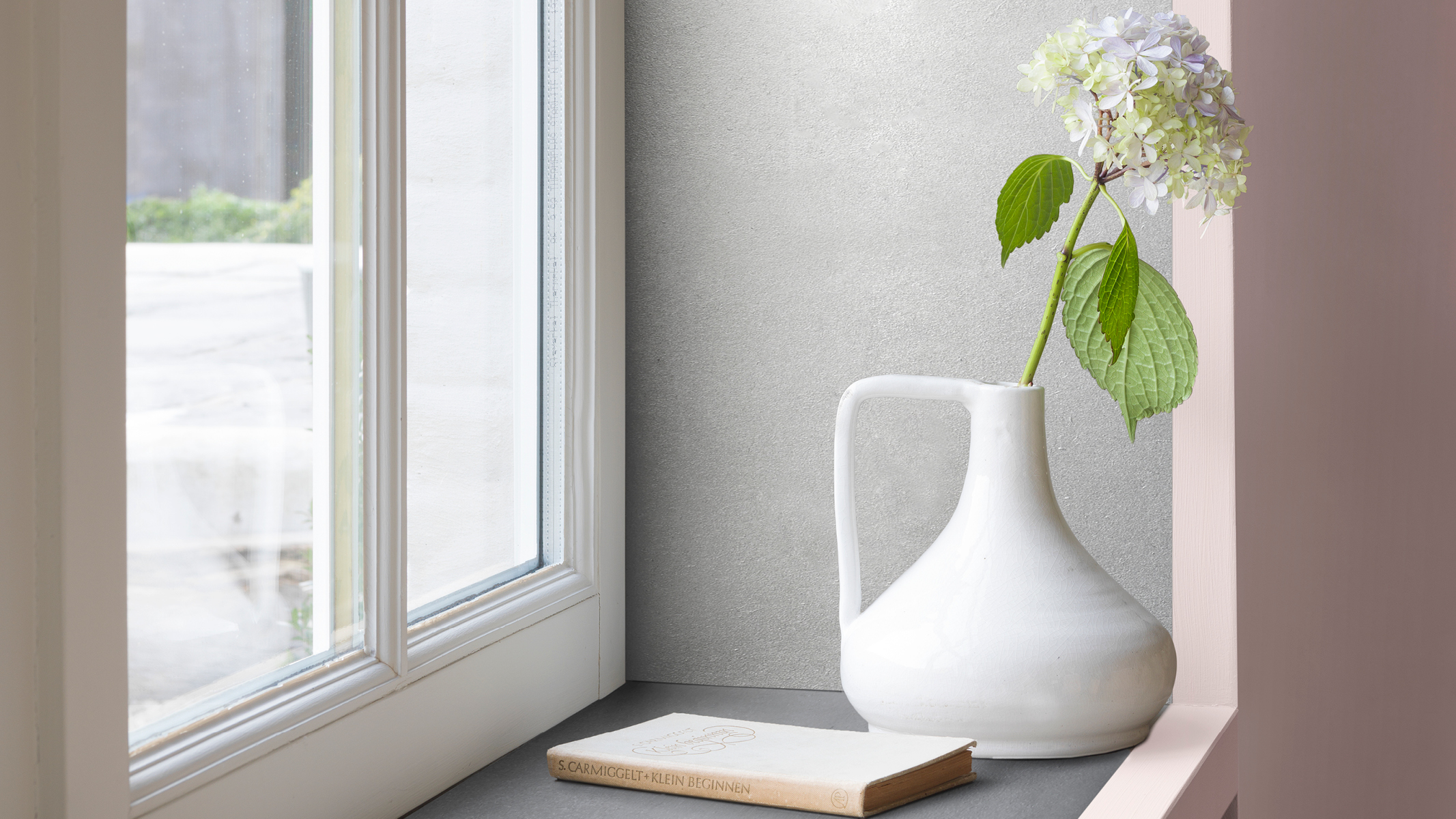 Vindueskarm, som er malet grå Et velfungerende læseområde skal både stimulere og virke beroligende. Opnå den perfekte balance med en neutral baggrund, som accentueres med varmere farver.