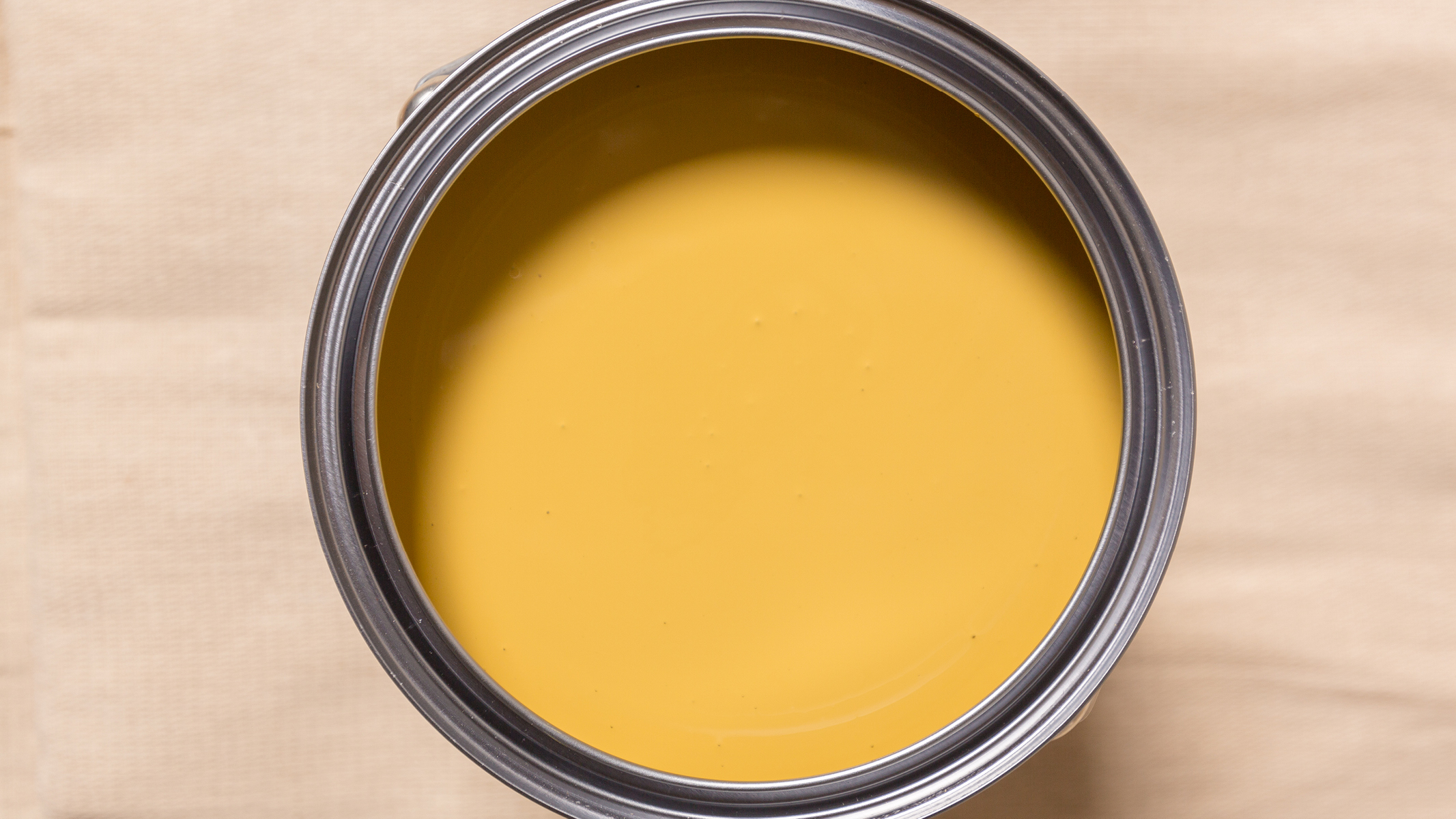 Al maling fra Nordsjö har lavt VOC-indhold Du gør dig selv og alle andre en tjeneste ved at vælge en vandbaseret maling med lavt VOC-indhold (Volatile Organic Compound – flygtige organiske forbindelser), da denne type maling indeholder færre opløsningsmidler end oliebaseret vægmaling. Det er det oplagte valg til en etisk bevidst indretning.