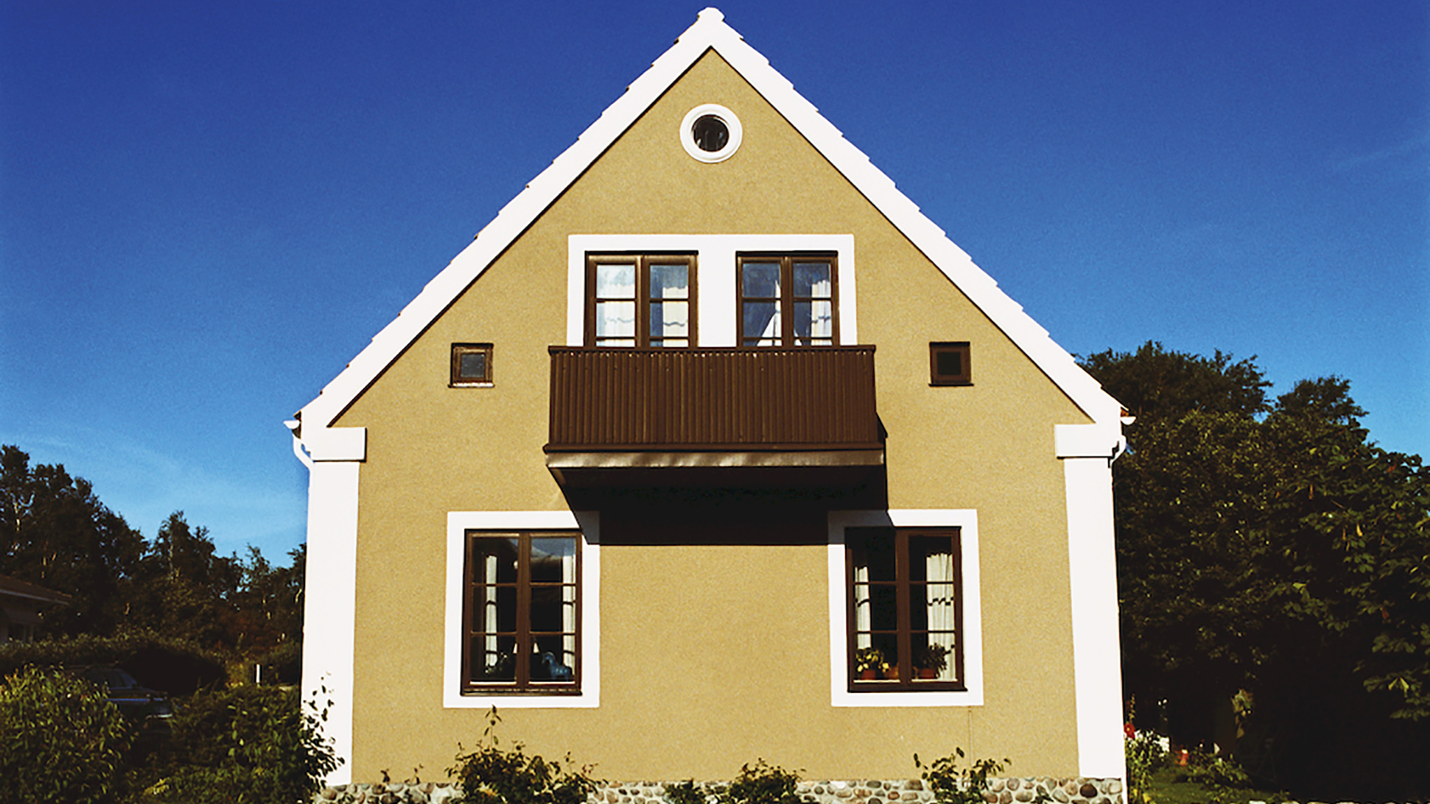 Hus malede i gul farve Maling af gule hus