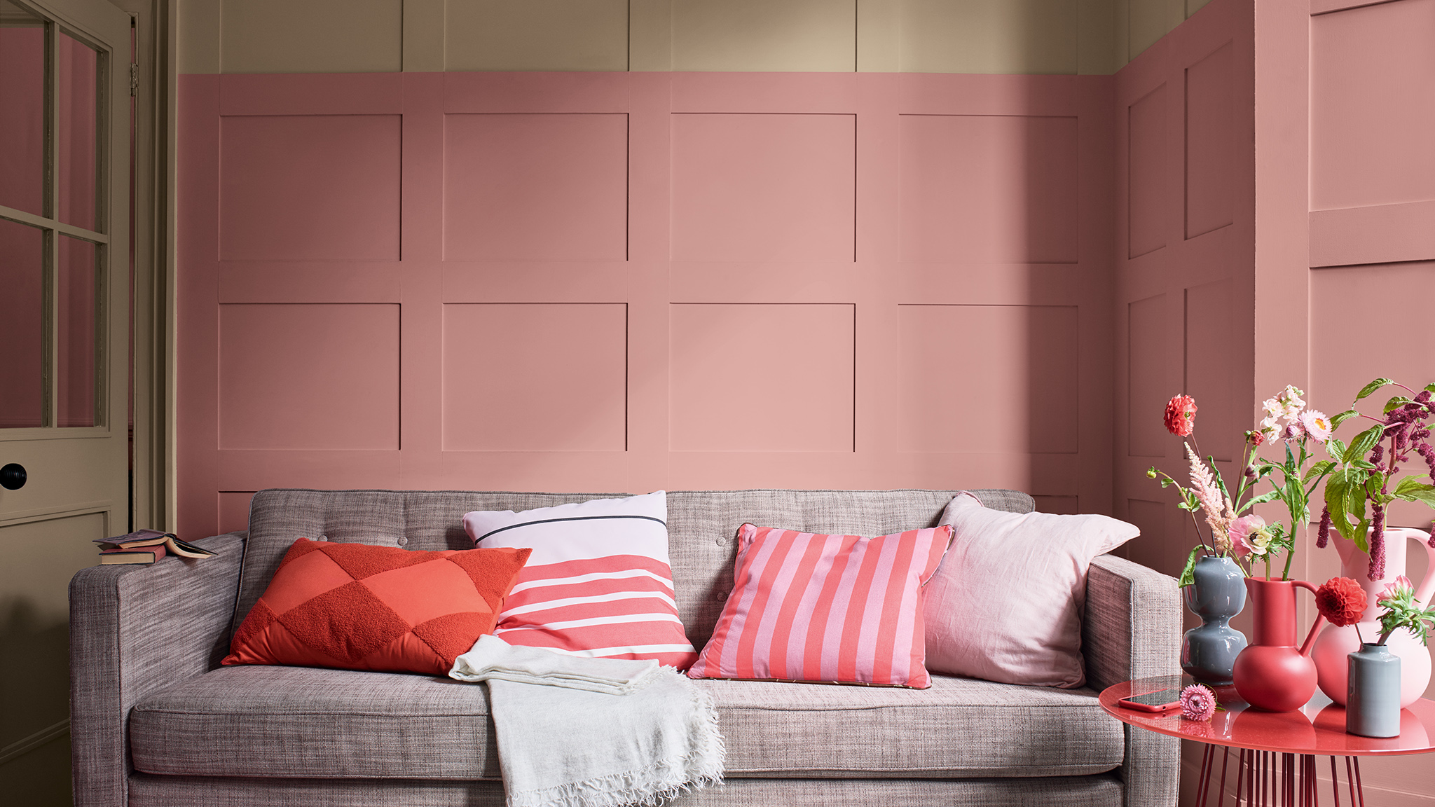 Opholdsstue med panelvæg i pastelpink og Brave Ground-væg Dulux_CF21_Color_of_2021_Expressive_colors_global_2