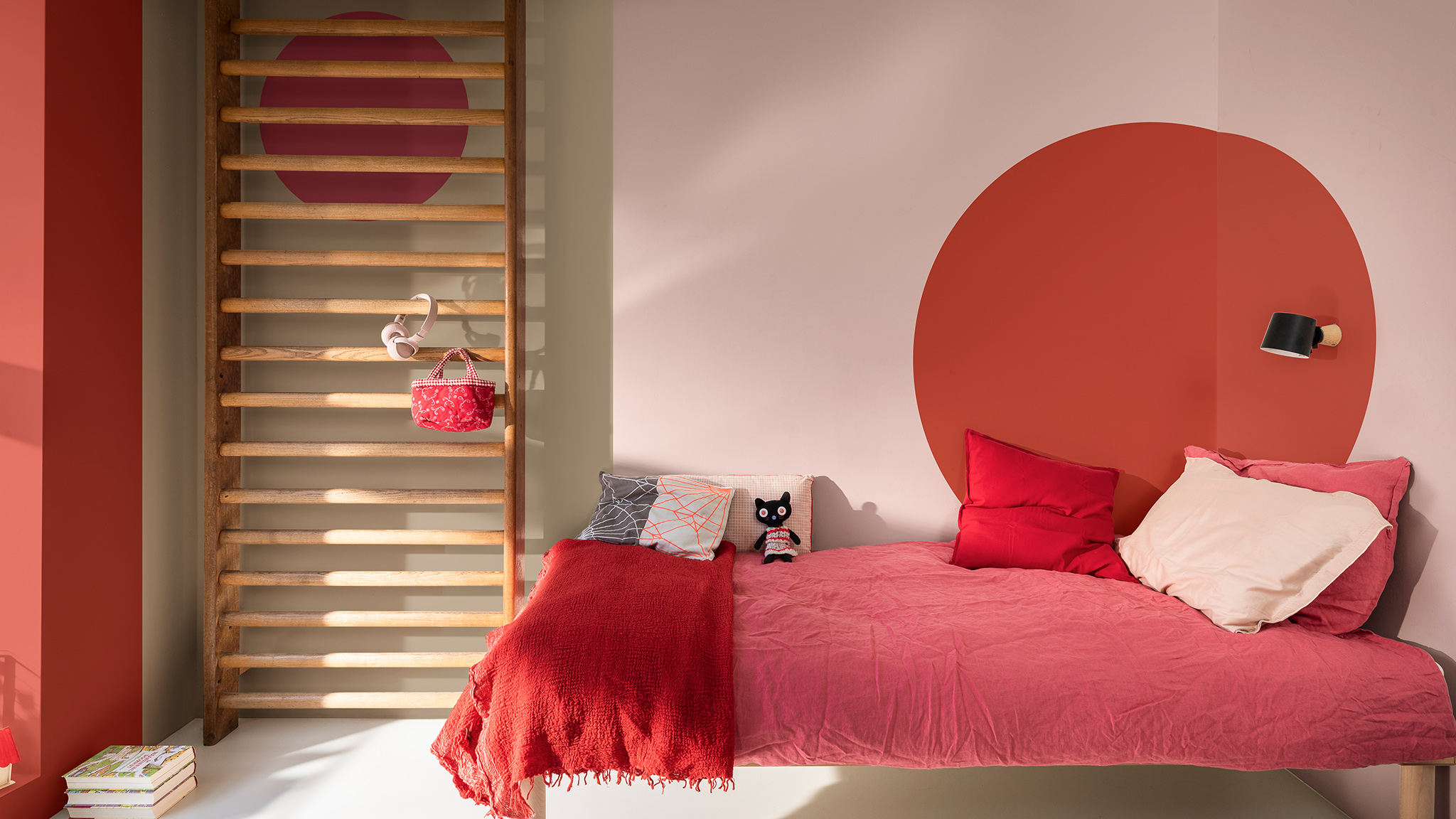 Røde cirkler på lyserøde vægge med neutrale accenter Dulux_CF21_Colour_of_the_year_Expressive_colors_global_1