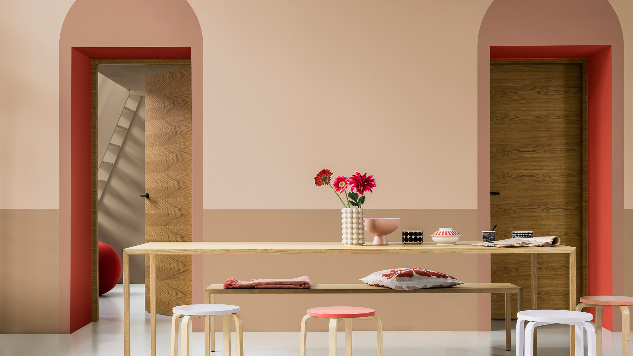 Køkkenvægge med malede buer på døråbninger, spisebord og stole Dulux_CF21_Color_of_2021_Expressive_colors_global_3