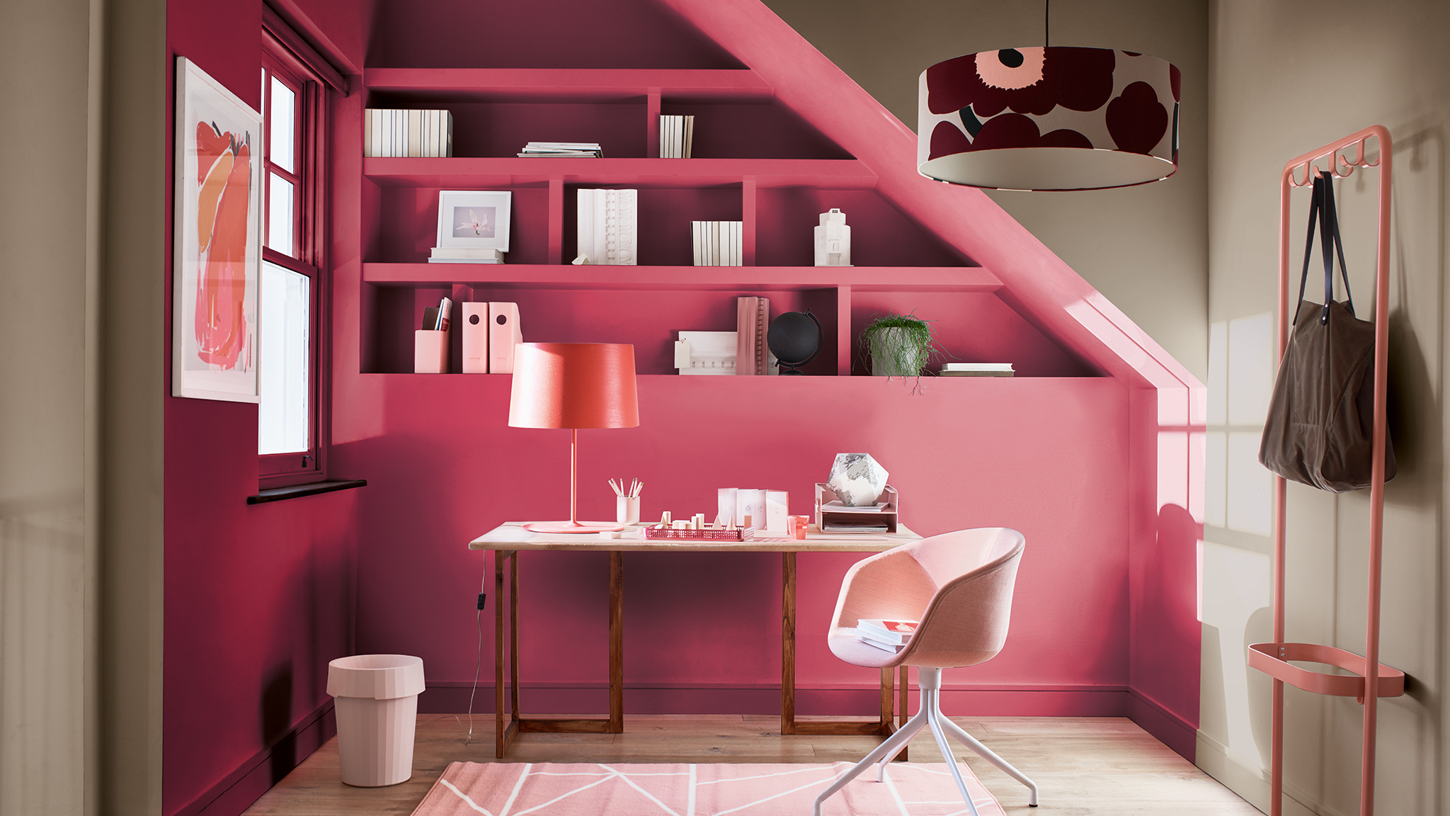 Lyserødt kontor indrammet med kontrastvægge malet i en neutral tone Dulux_CF21_Color_of_2021_Expressive_colors_global_4