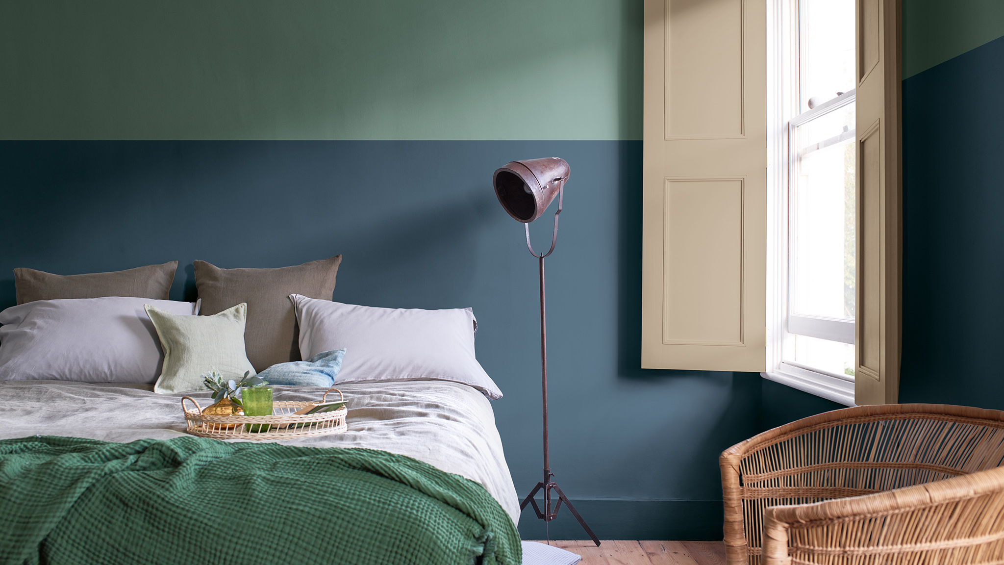 Soveværelse malet med en opdelt væg i to toner i dybblå og salviegrøn Dulux_CF21_Colour_of_the_year_Earth_colors_global_1
