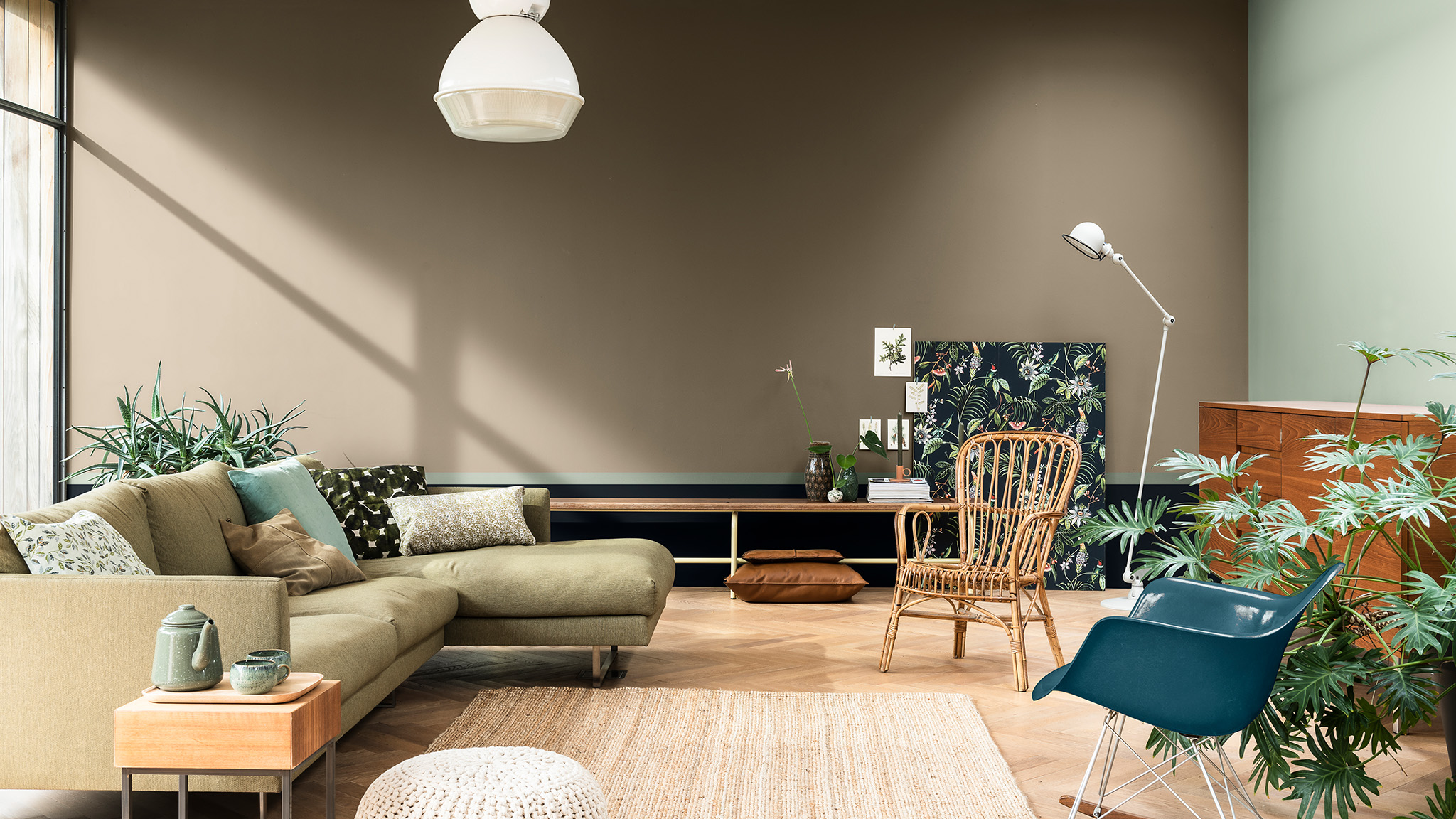 Stue malet i brun og grøn med grøn sofa og botaniske plakater Dulux_CF21_Colour_of_the_year_Earth_colors_global_2