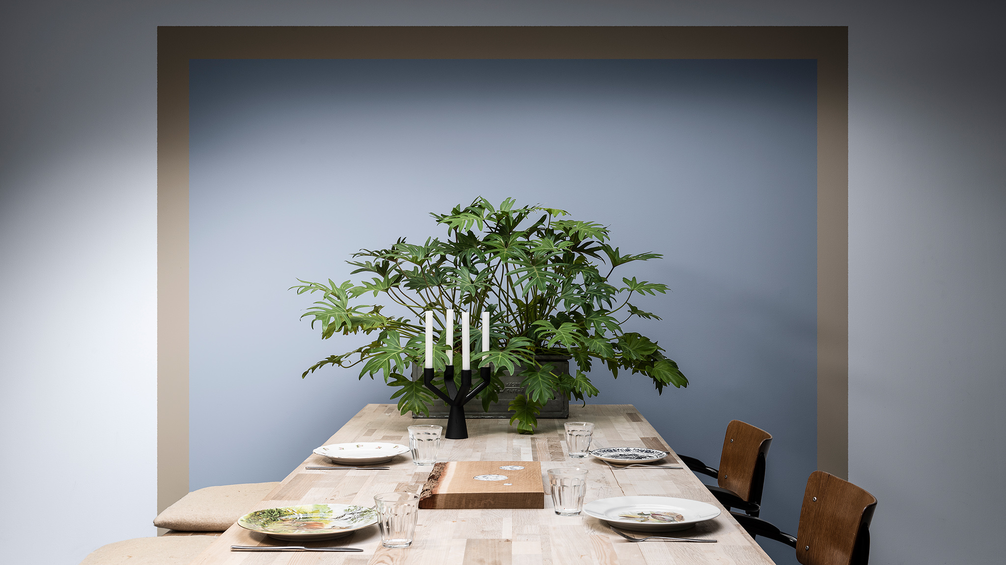 Spisestue malet med en blå firkant indrammet med brun plus bord og plante Dulux_CF21_Colour_of_the_year_Earth_colors_global_3