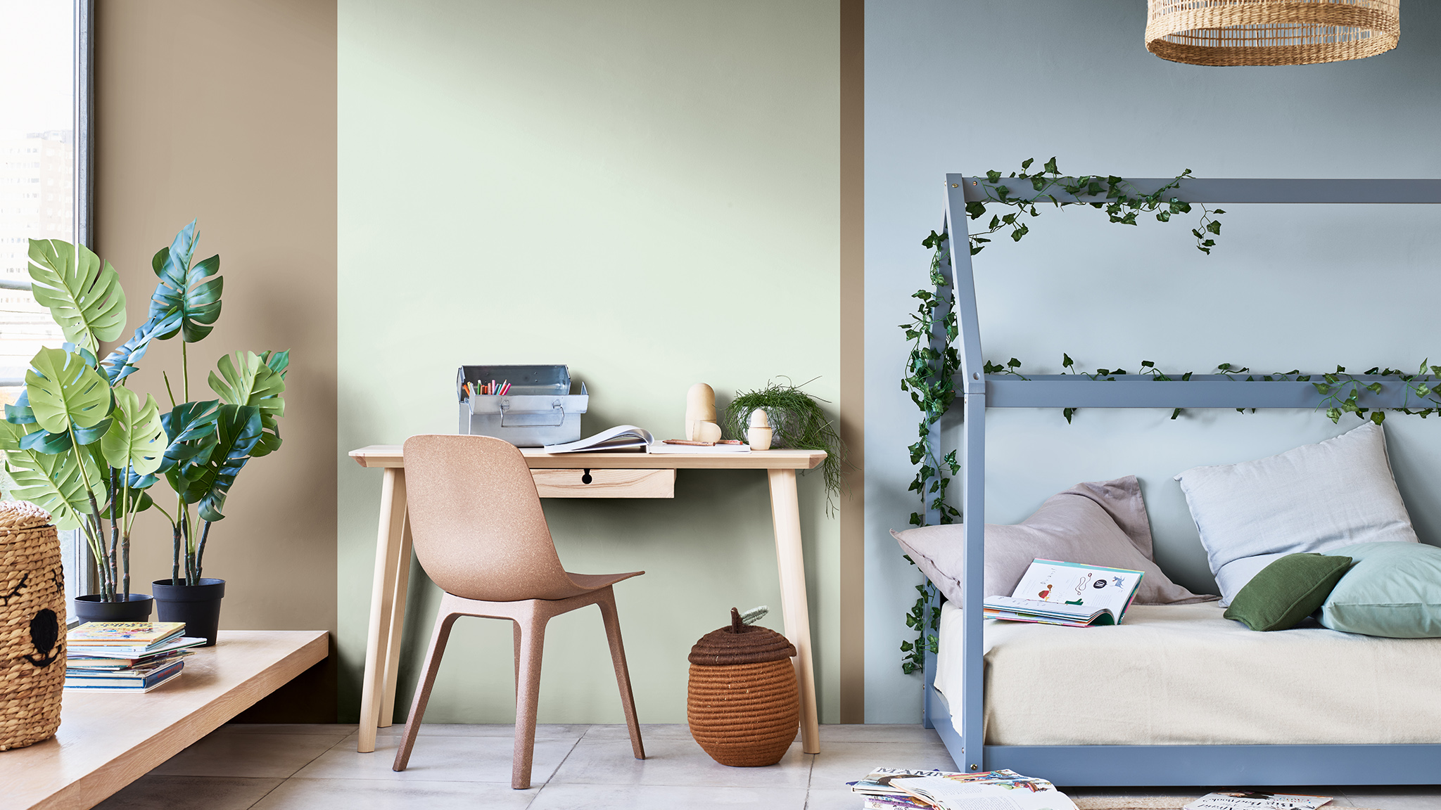 Børnekontor malet med lodrette striber i forskellige nuancer af blå, grøn og brun Dulux_CF21_Colour_of_the_year_Earth_colors_global_4