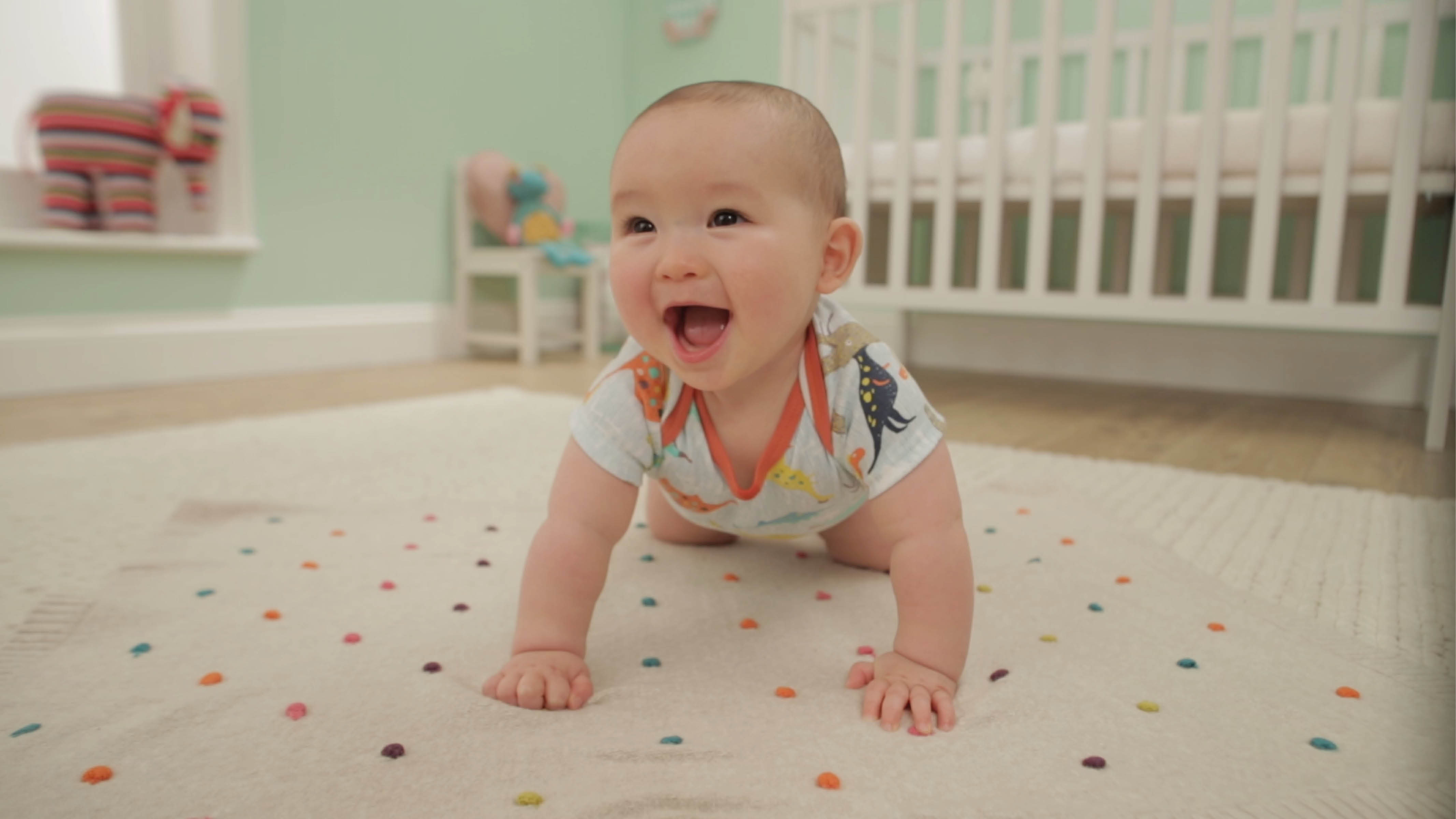 Glad baby i børneværelse Vælg et behageligt, smudsafvisende tæppe, der matcher farven på væggene, og supplér med nogle bløde puder på gulvet.