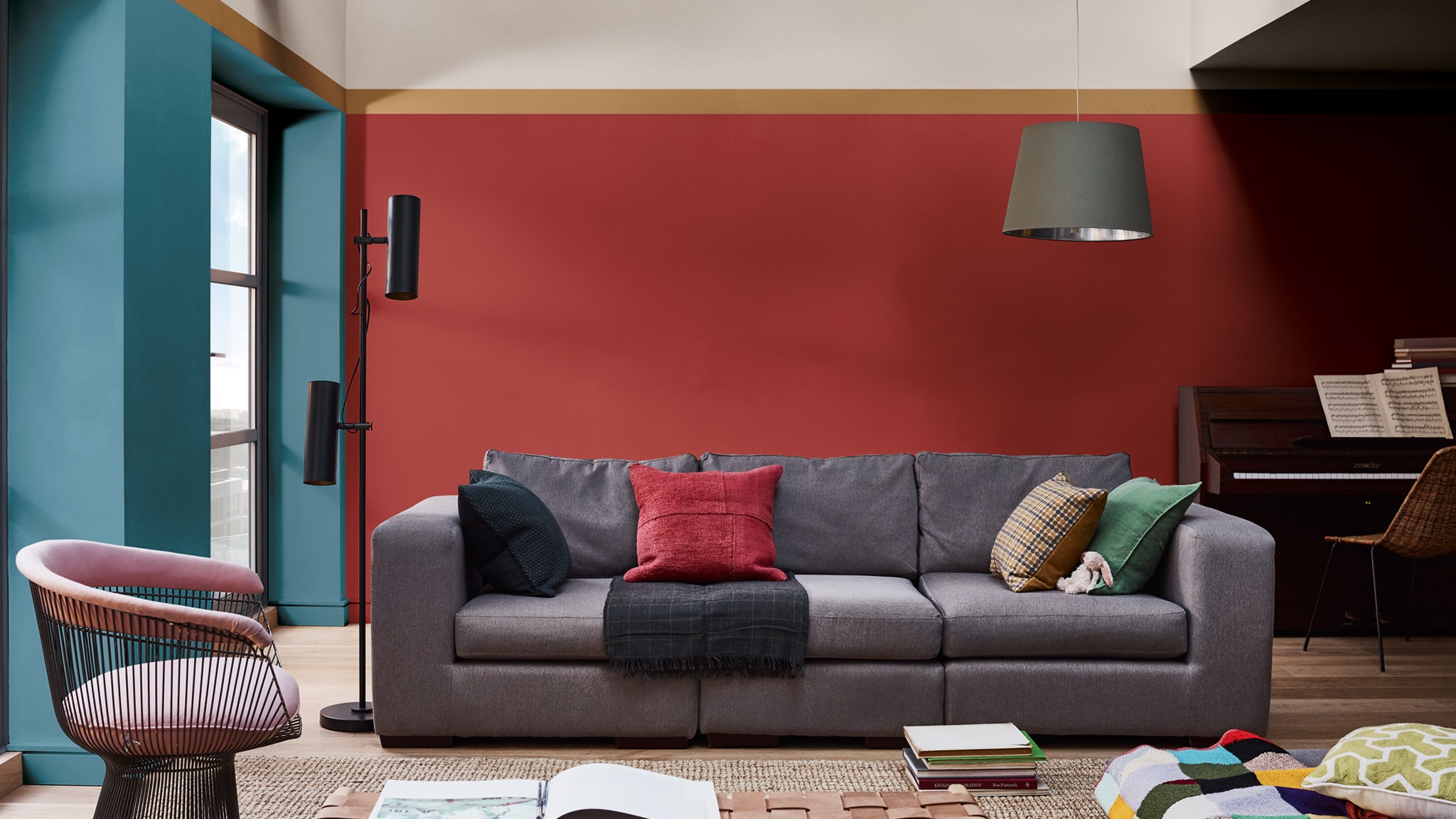 En hyggelig dagligstue med Spiced Honey Nordsjo-colour-futures-arets-farve-2019-et-sted-man-kan-elske-opholdsstue-inspiration-Danmark-03