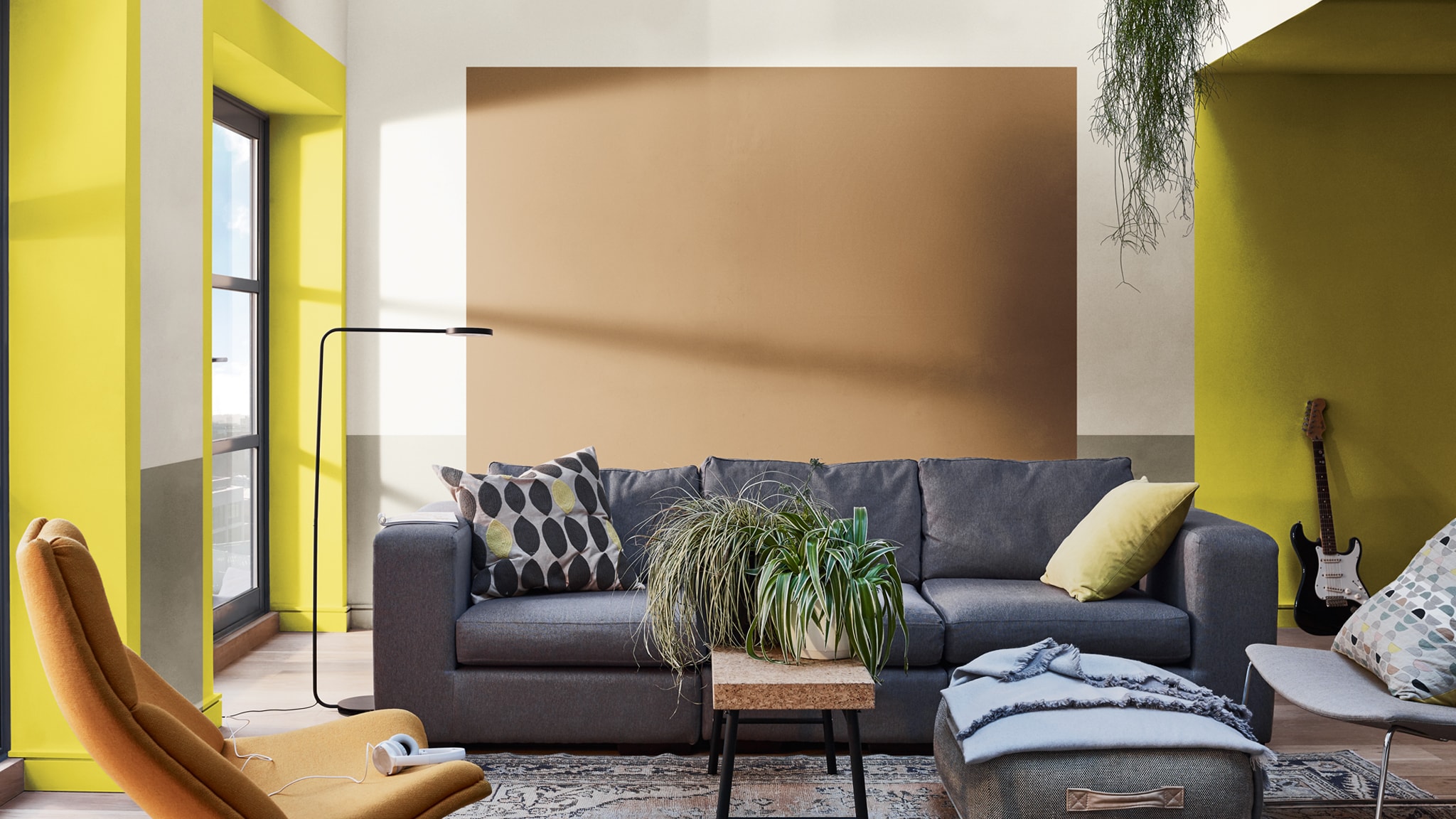 En livlig makeover af dagligstuen med Spiced Honey Nordsjo-colour-futures-arets-farve-2019-et-sted-man-kan-handle-opholdsstue-inspiration-Danmark-04