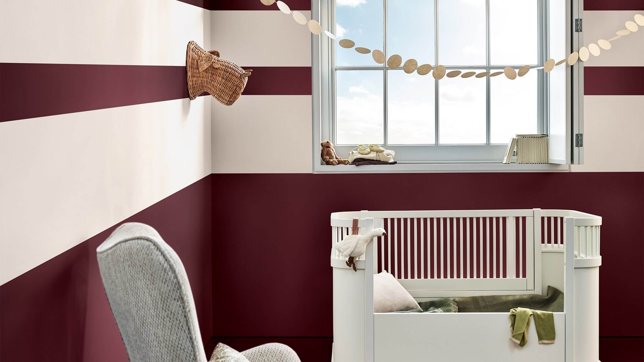 Kreativt børneværelse i bordeaux og cremefarvede striber cf20_creative_kids_room