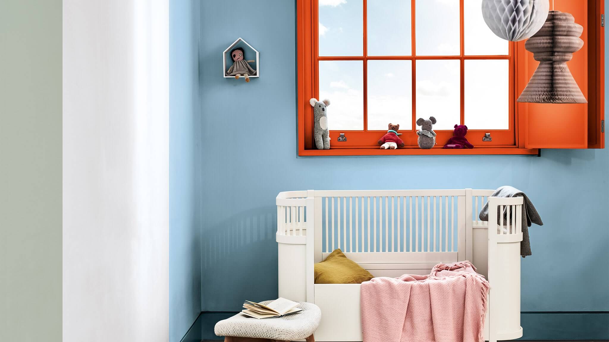 Lyst børneværelse i dyb orange, blå og Tranquil Dawn cf20_bright_kids_room