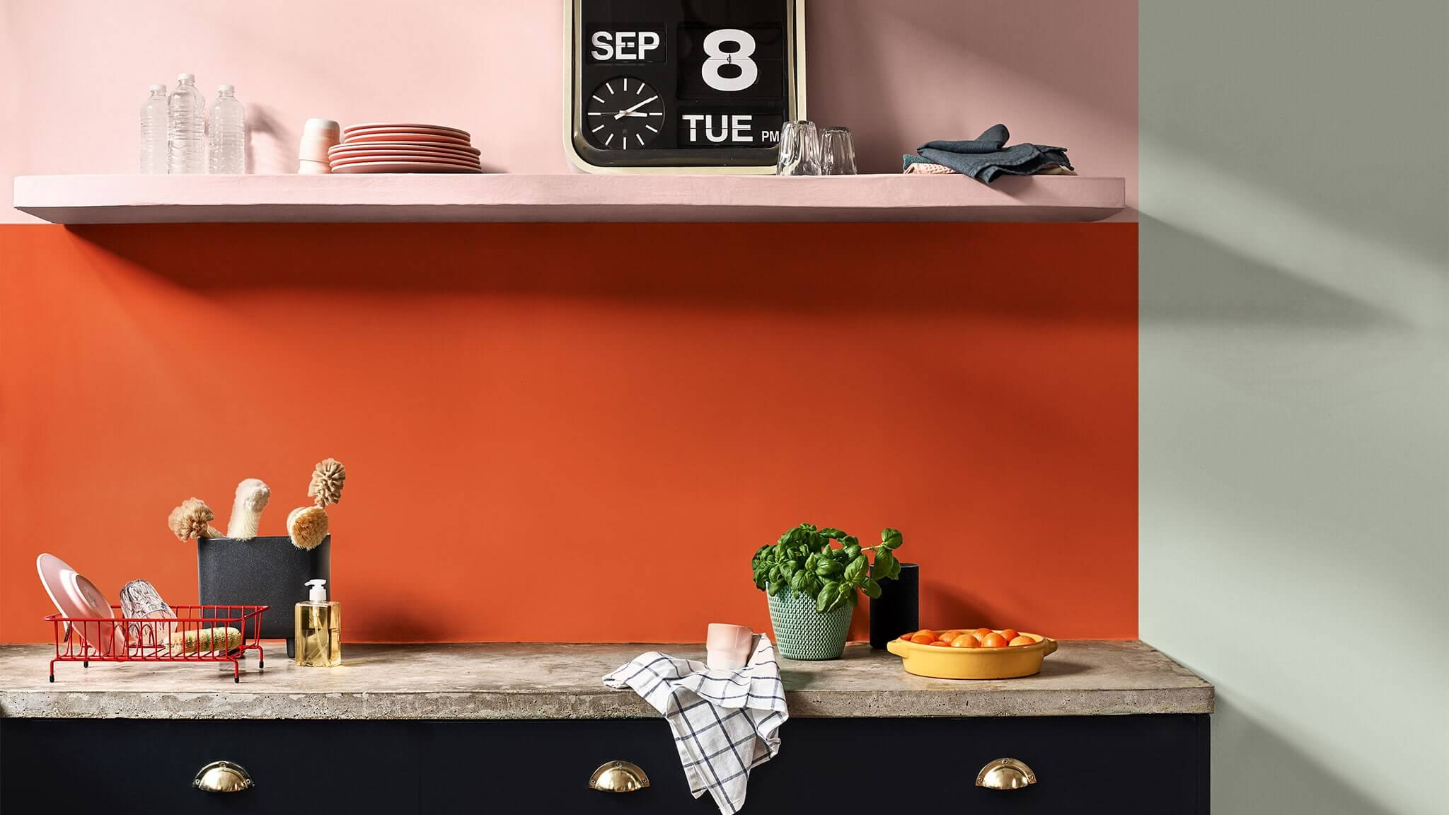 Muntert køkken i orange, pink og Tranquil Dawn cf20_happy_kitchen