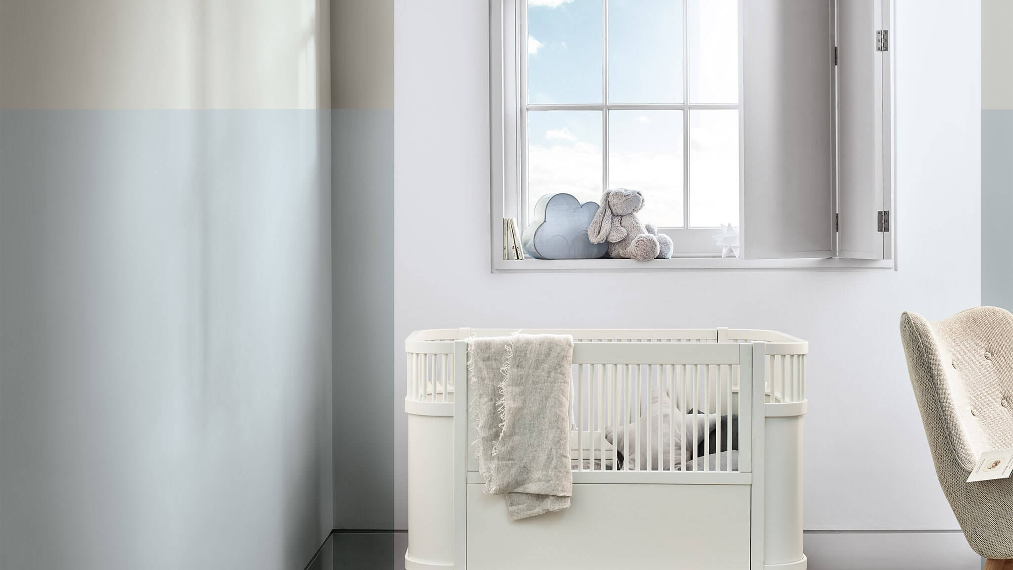 Velorganiseret børneværelse i lysegrå farver cf20_decluttered_kids_room