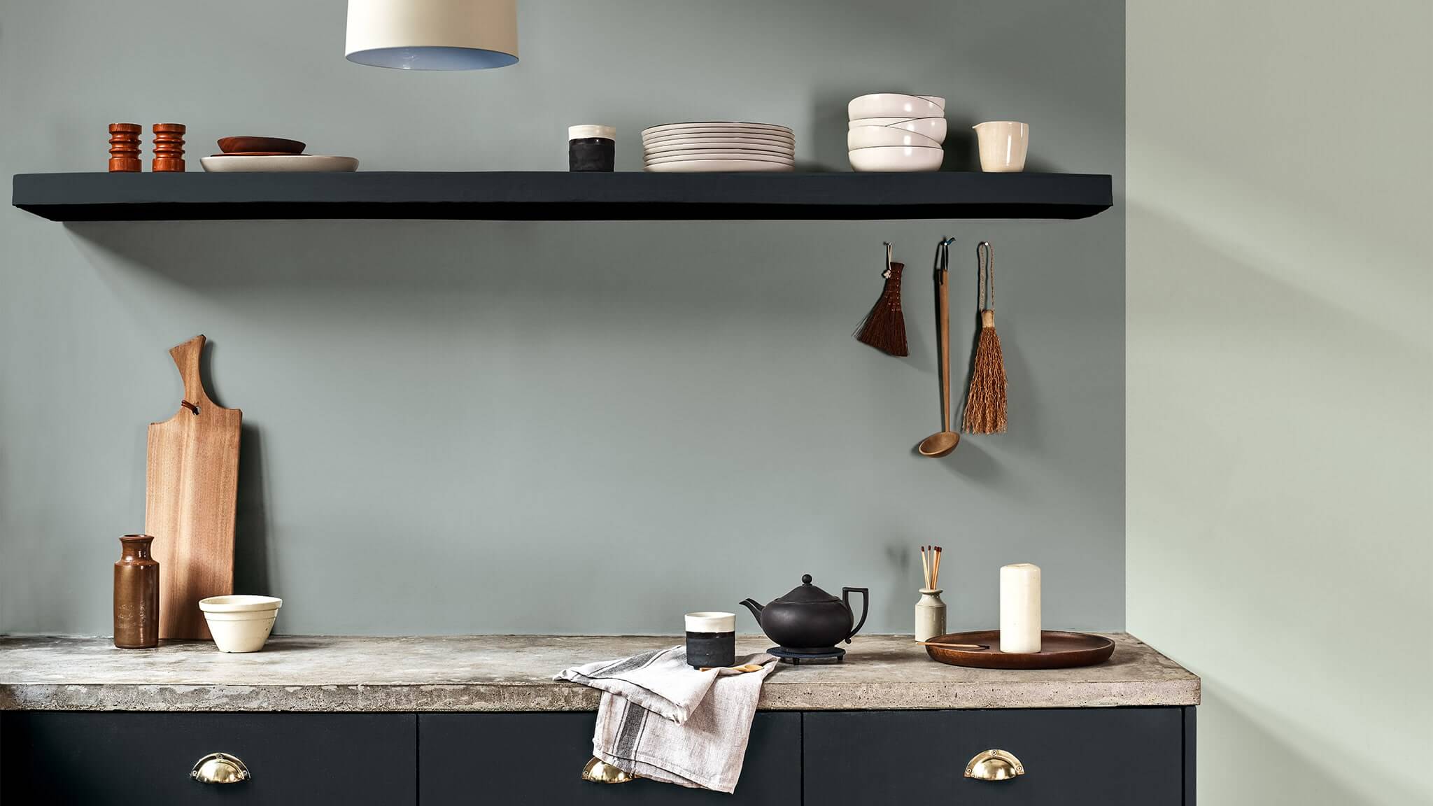 Minimalistisk køkken i grå og grøn cf20_minimal_kitchen