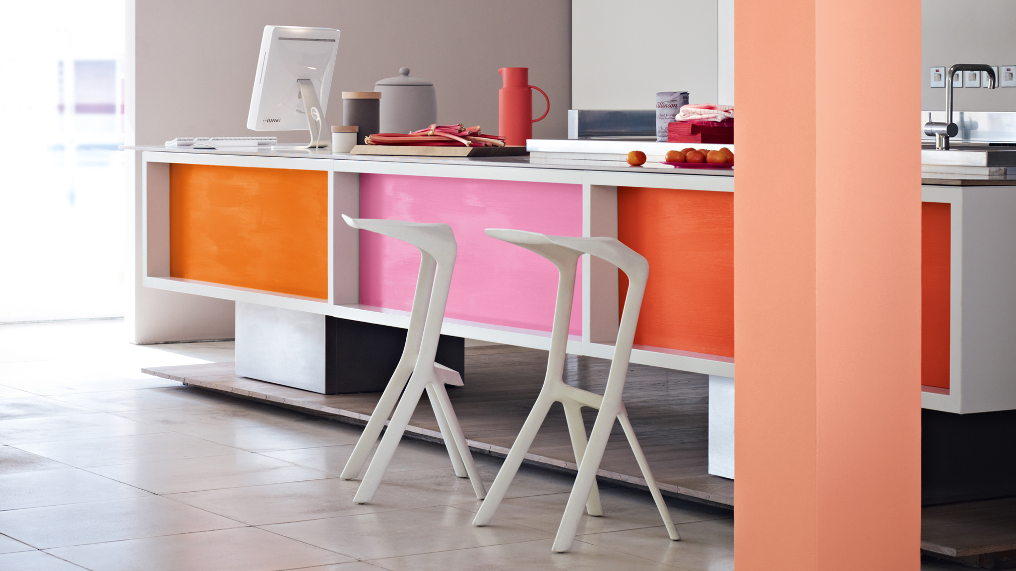 Prov med colour blocking Du kan forsøge dig med at male væggen bag din sofa i én farve, vælge en anden nuance til væggene rundt om dine vinduer og endelig en helt tredje til eventuelle alkover eller kroge i stuen.