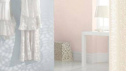 Sarte pastelfarver reflekterer sollyset Ønsker du at udnytte rummets naturlige lys fuldt ud, skal du vælge sarte farver, som vil reflektere lyset og give rummet et lyst og luftigt udtryk.