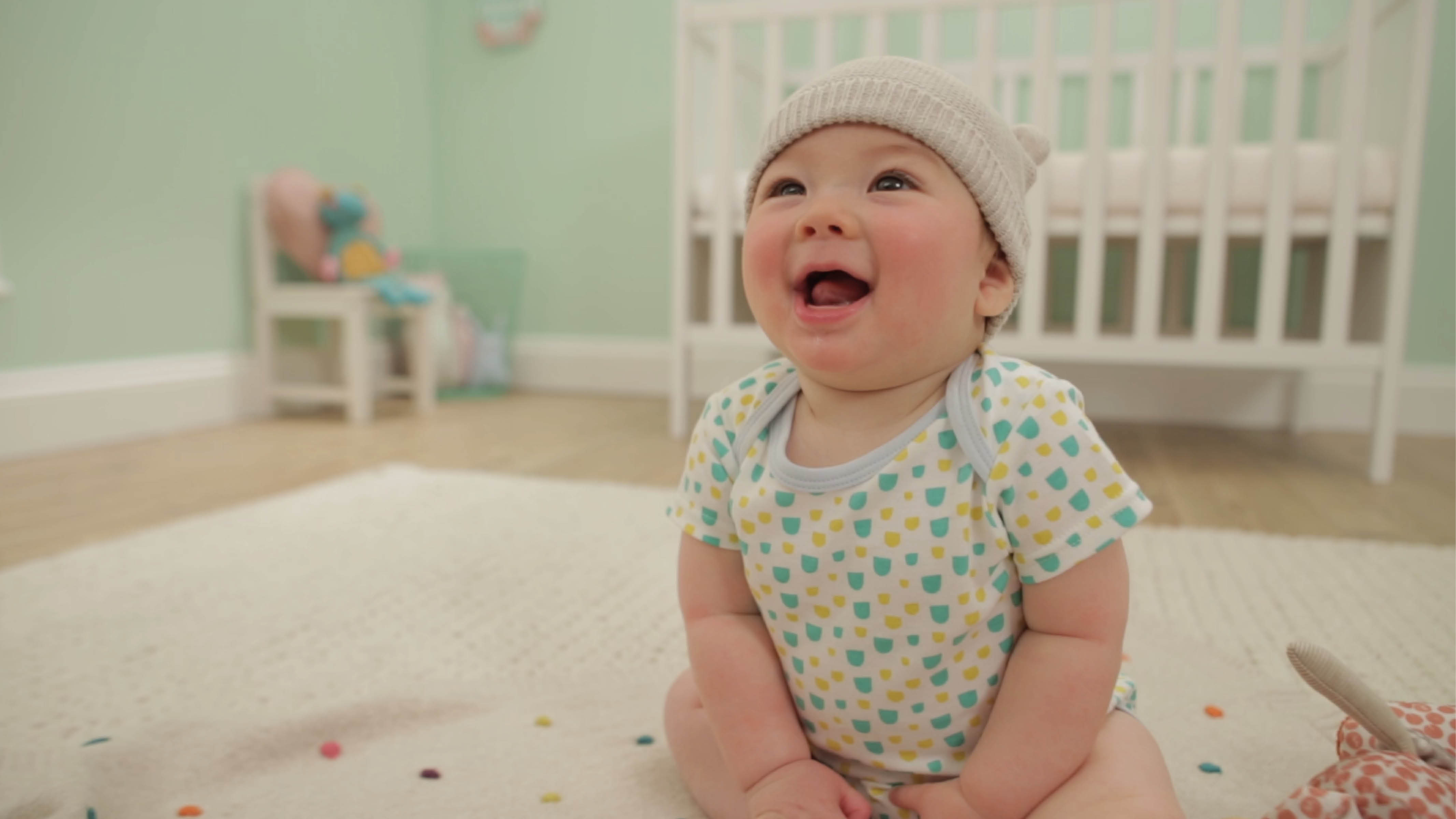Skab et sundt børneværelse til din baby En af de vigtigste ting, du kan gøre for at sikre, at børneværelset er godt for både din baby og for miljøet, er at vælge vandbaseret maling med lavt VOC-indhold (VOC står for Volatile Organic Compound, dvs. flygtige organiske forbindelser).