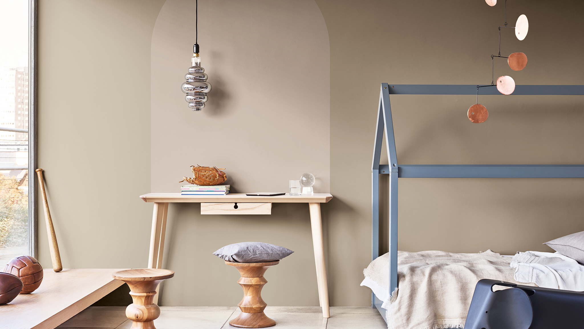 Opdelt malet bue bag sengen med vindue og skodder Dulux_CF21_how-to_arch_bedroom_Global_3