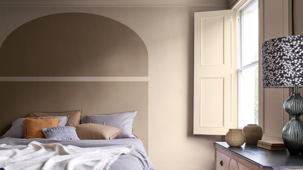 Opdelt malet bue bag sengen med vindue og skodder Dulux_CF21_how-to_arch_bedroom_Global_3