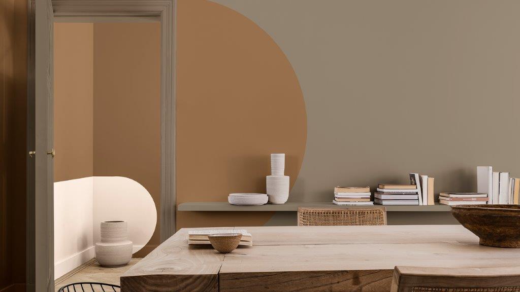 Kurver i flødefarve og brun på væggen med spisebord og stole foran Dulux_CF21_how-to_arch_dining room_Global_4