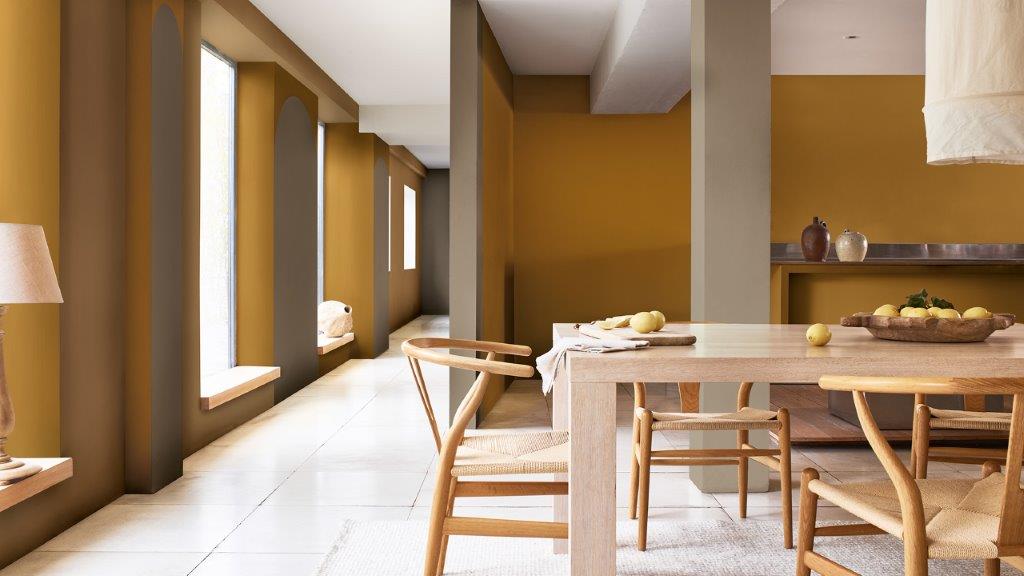 Spisestue i åbent plan med træbord og høje vinduer i venstre side Dulux_CF21_how-to_arch_dining room with windows_Global_5