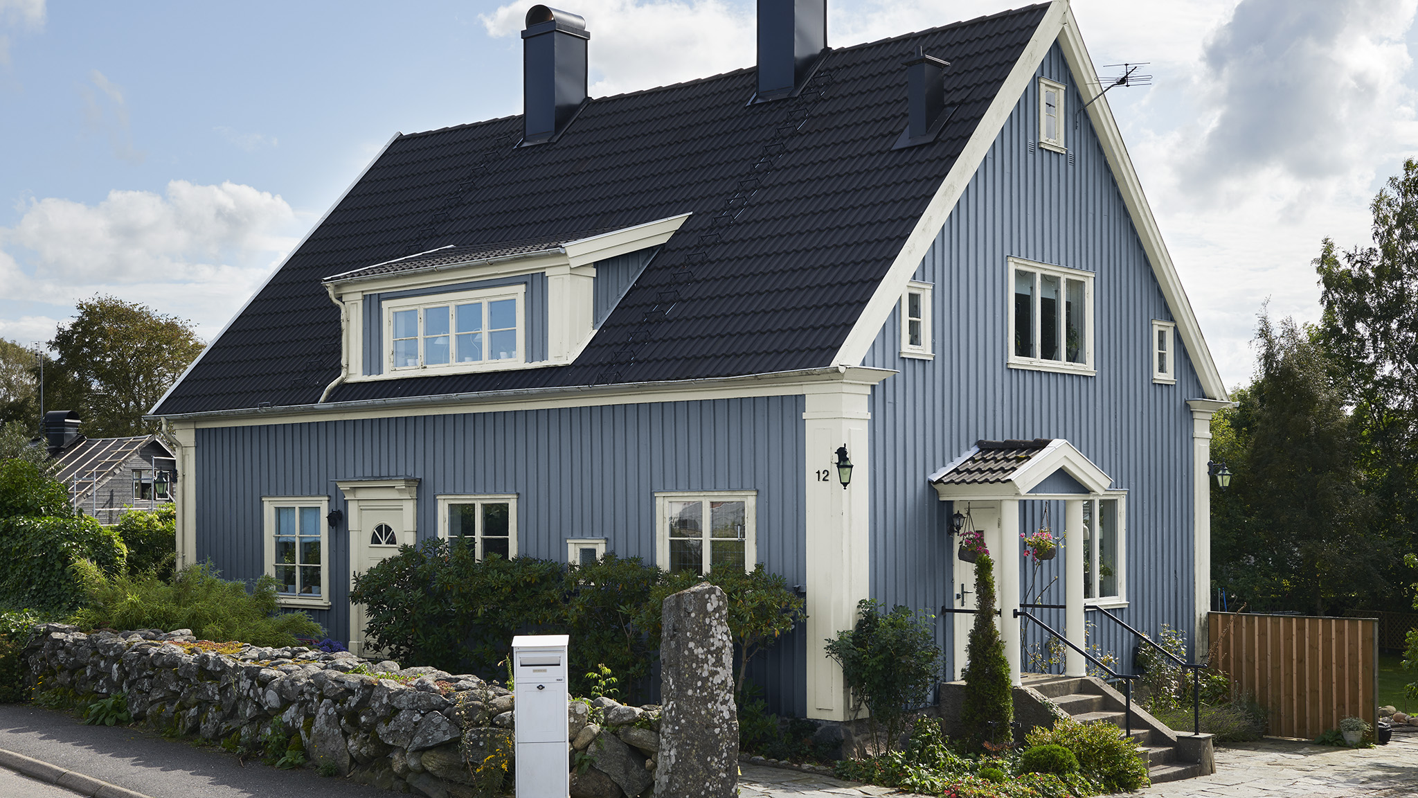 Mal blå farve på træfacaden Mal blå farve på træfacaden