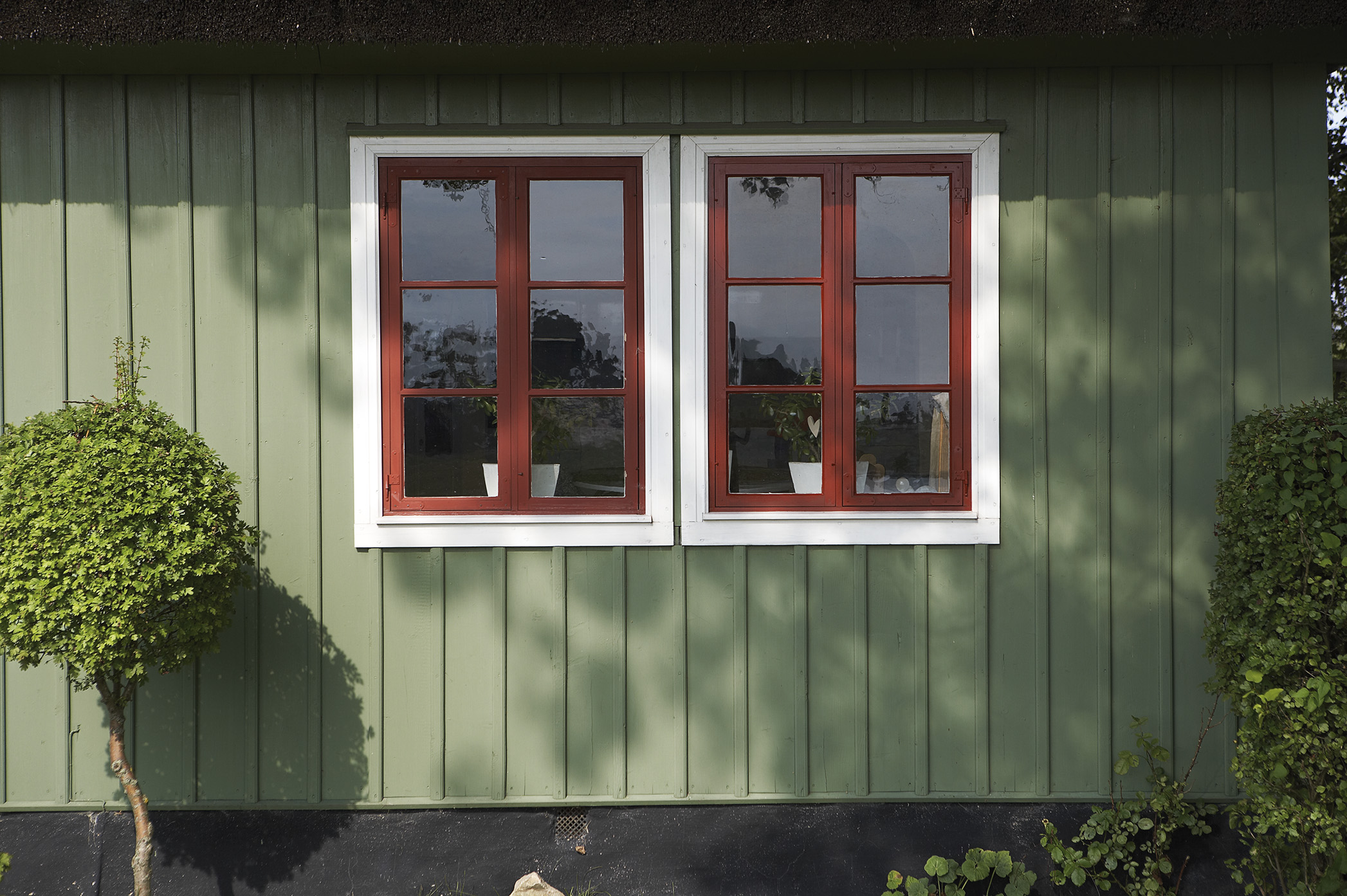 Huset er malet i farven i en harmonisk og smuk grøn Huset er malet i farven i en harmonisk og smuk grøn