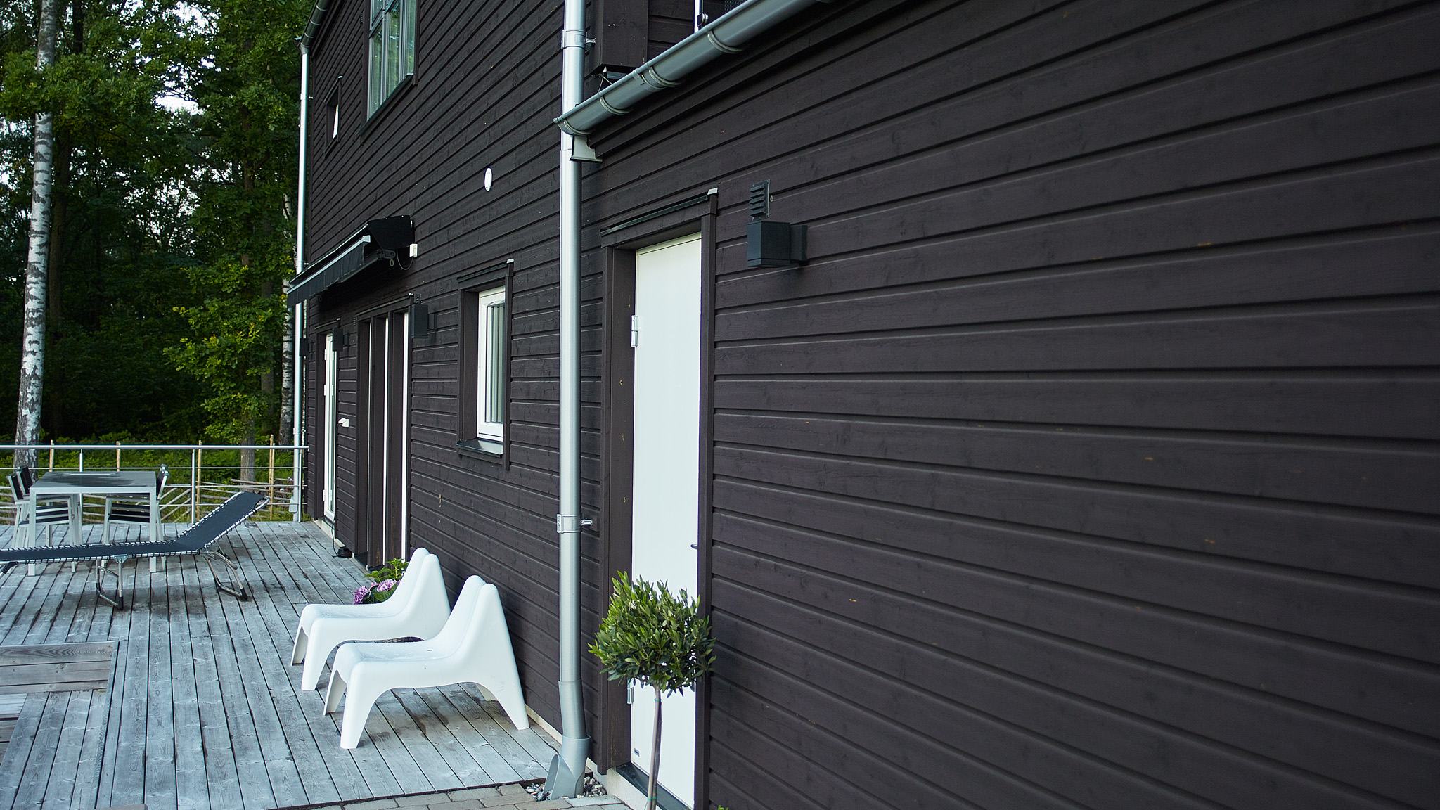 træbesyttelse i sorte farver til huset Husfarve sort